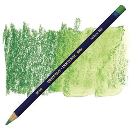 A single Felt Green Derwent Inktense Colour Pencil is shown diagonally across the center of the frame. The pencil is pointing with it's lead facing towards the bottom left hand corner. The barrel of the pencil is blue and the end of the pencil is colour dipped to match the colour of the lead for easy identification. There is text down the barrel of the pencil with the colour name and brand name. There is a colour swatch of the pencil in the background, that runs horizontally across the center of the frame. The image is center of the frame and on a white background.